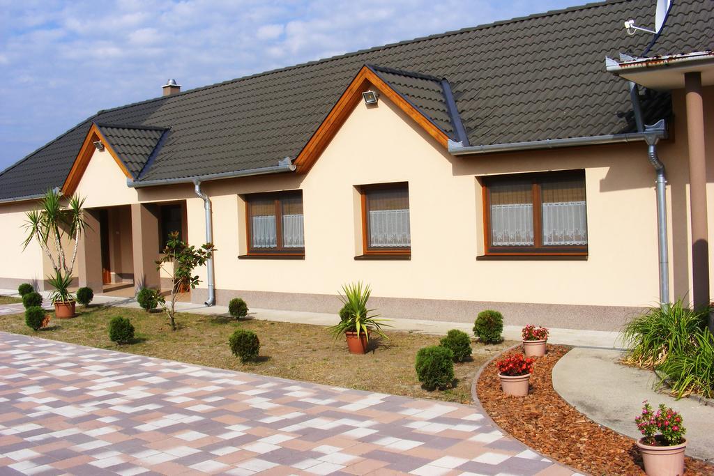 Hotel Szerencsecsillag Vendeghaz Kiskoros Exterior foto