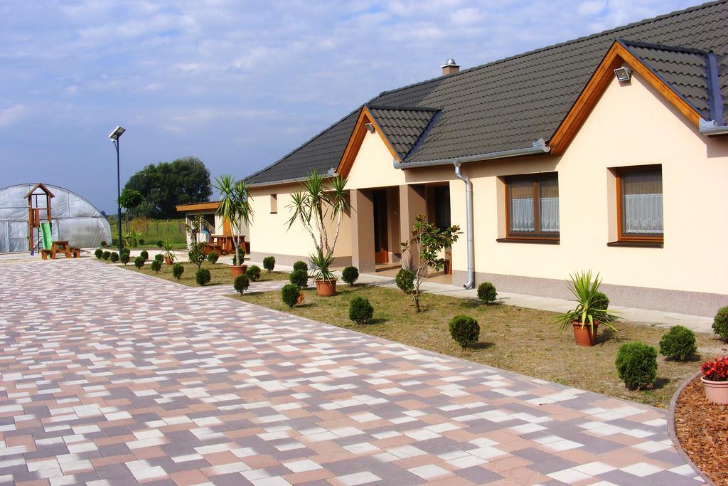 Hotel Szerencsecsillag Vendeghaz Kiskoros Exterior foto
